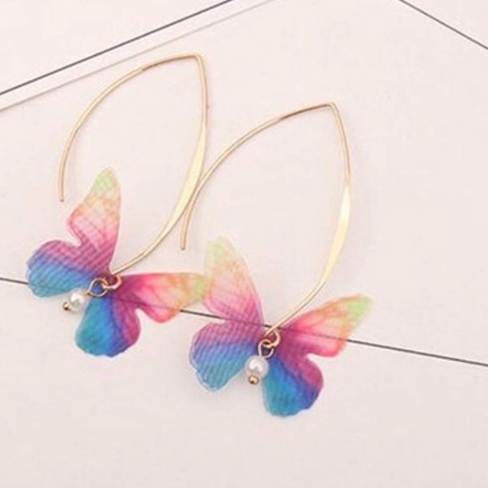 (SOLD OUT) Butterfly earrings with pearl.